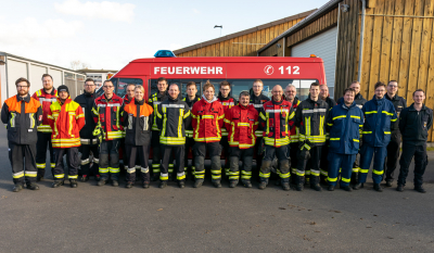 Das Bild zeigt Teilnehmer des Pilotseminars "Führungsunterstützung" zusammen mit ihren Ausbildern.