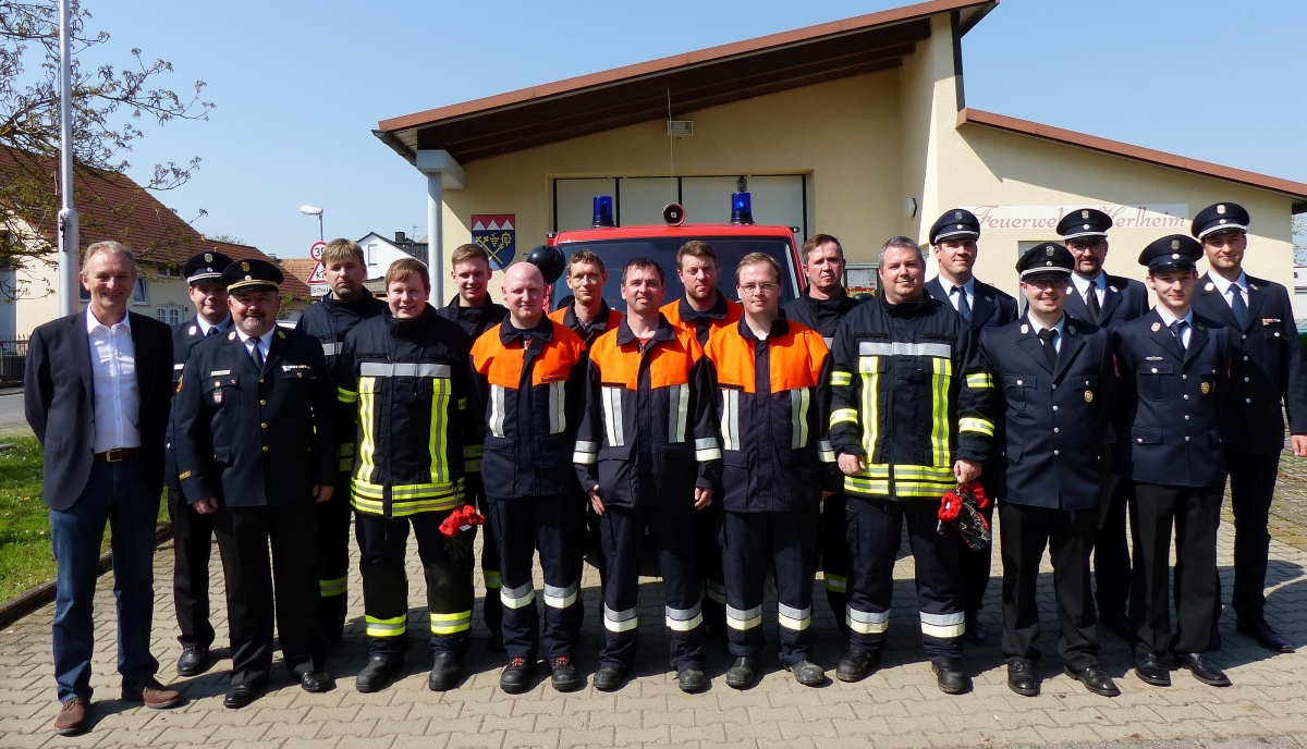 Im Bild von links: Bürgermeister Horst Herbert, Kreisbrandmeister Matthias Steinmüller, Kreisbrandinspektor Reinhold Achatz, Fred Krauß, Ludwig Kohlhepp, Sven Krauß, Andreas Breiter (Saint Gobain), Dirk Klein, Gunter Ludwig, Daniel Bräuter (Saint Gobain), Jan Ludwig, Oliver Ludwig, Daniel Habenstein, stellvertretender Kommandant Sven Borst, Prüfer Markus Kopp, Kreisbrandmeister Fabian Haubenreich, Prüfer Stefan Hübner, Kreisbrandmeister Daniel Scheller. Es fehlt Stefan Scheidel.