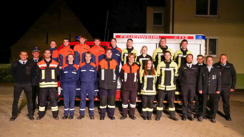 Auf dem Foto sind die TeilnehmerInnen mit dem Prüfungsteam, bestehend aus Vertretern der Kreisbrandinspektion sowie Kommandanten und Ausbildern der Feuerwehren, zu sehen.