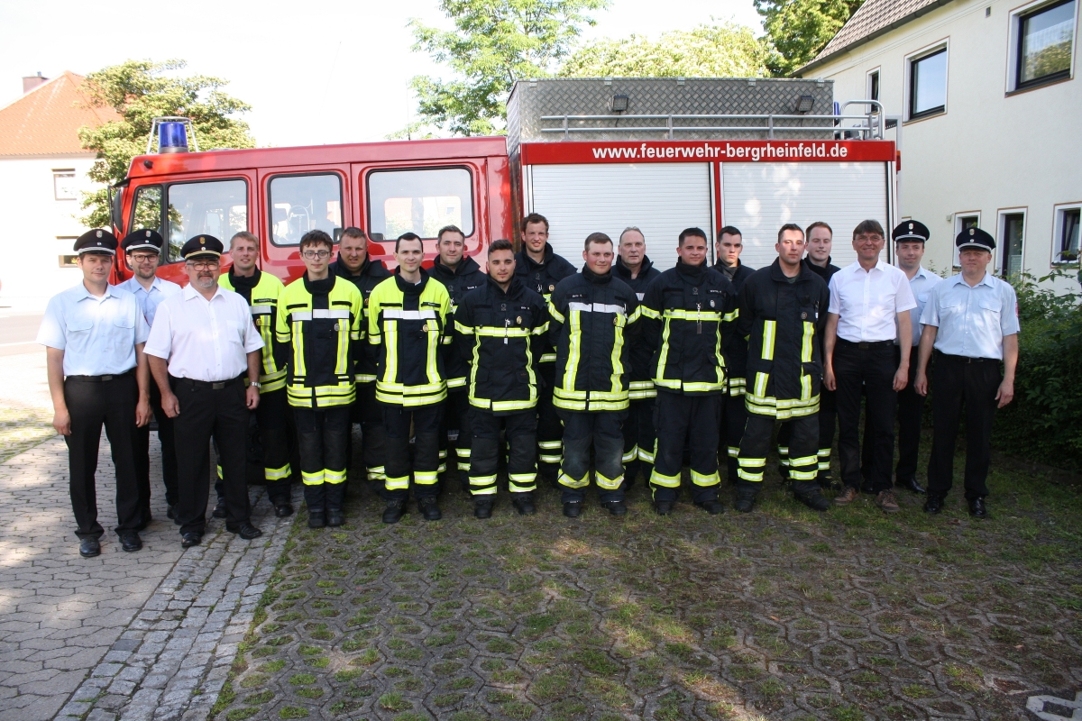 Die Bergrheinfelder Feuerwehrleute nach der erfolgreichen Leistungsprüfung zusammen mit den KBM Matthias Steinmüller, Ralf Weippert, KBI Reinhold Achatz (von links) sowie Bürgermeister Ulrich Werner und die Kommandanten Daniel Hornung und Matthias Endres