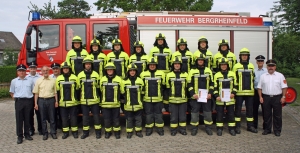 Die Bergrheinfelder Feuerwehrleute nach bestandener Leistungsprüfung zusammen mit (von links) den beiden Kommandanten Matthias Endres und Daniel Hornung, zweitem Bürgermeister Dieter Wagner, Kreisbrandmeister Walfried Fröhr sowie (von rechts) KBI Reinhold Achatz und Kreisbrandmeister Roland Beyfuß.