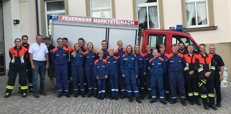 Im Bild von links. JW Götzendörfer Tanja, 2.Kdt Marktsteinach Scheuring Timo, 2.Bgm Geiß Jürgen, 1. Kdt Löffelsterz Liszka Bruno, Mantel Lukas, Lauth Lorenz, Memmel Emma, Nicklaus Felix, Stumpf Christina, Memmel Simon, Nicklaus Henri, Kohnle David, Nicklaus Robin, Schütz Lisa, Memmel Hannah, Geißler Florian, Birkel Samuel, Brodthagen Oskar, Wehner Jan, KBI Grebner Johannes, Suhl Jakob, JW Spath Lukas, KBM Klopf Horst.