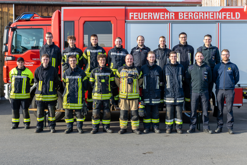 Das Bild zeigt die neuen Atemschutzgeräteträger zusammen mit ihren Ausbildern. 