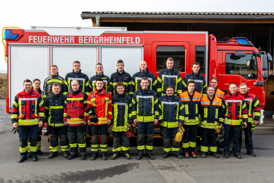 Das Bild zeigt die neuen Atemschutzgeräteträger zusammen mit ihren Ausbildern und Lehrgangsleiter Ralf Weippert (vorne links). 