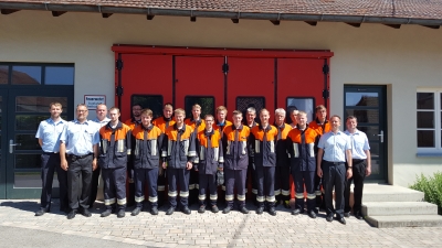 V. l. n. r.: Philip Schubert (Lehrgangsleiter), KBM Horst Klopf (Prüfer), Heiko Saum (Kommandant FF Stadtlauringen), Daniel Heusinger (FF Mailes-Wetzhausen), Martin König, Steffen Hümmer (beide FF Ballingshausen), Markus Weisensee, Christoph Obernöder (beide FF Altenmünster), Tino Tollkühn (FF Oberlauringen), Stefan Köttler (FF Altenmünster), Niklas Uhl (FF Mailes-Wetzhausen), Marcel Manz, Andreas Holzberger (beide FF Stadtlauringen), Sebastian Brischke (FF Ballingshausen), Thomas Uhl (FF Mailes-Wetzhausen), 2. Bürgermeister Winfried Reß, Marcel Dümpert (FF Birnfeld), Kevin Johann (FF Oberlauringen), KBM Christoph Steger, KBM Thomas Heffels (beide Prüfer)