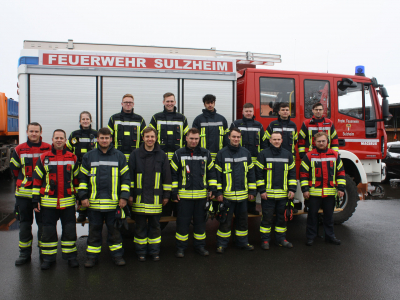 Das Bild zeigt die neuen Atemschutzgeräteträger zusammen mit ihren Ausbildern und Lehrgangsleiter Ralf Weippert (hintere Reihe rechts).