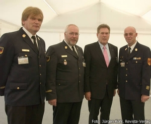 Auf dem Bild v.l.: KBI Peter Hauke, KBR Georg Vollmuth, Bundesminister Michael Glos und KBI Peter Höhn.