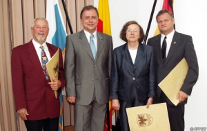 Landrat Harald Leitherer (2.v.l.) mit Pfr. Werner Kircher (r.) und den ebenfalls ausgezeichneten Marina von Halem (2.v.r.) und Robert Seemann (l.)