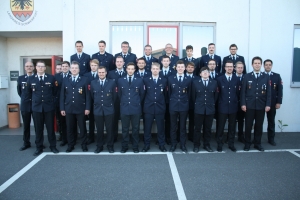 Das Bild zeigt die neuen Fahrzeugmaschinisten mit ihren Ausbildern Kreisbrandmeister Roland Beyfuß, Kreisbrandinspektor Alexander Bönig (von links) sowie die Kreisbrandmeister Stefan Hauck und Johannes Grebner (rechts).