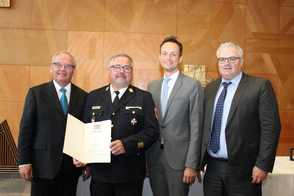 Von Links: Unterfrankens Regierungspräsident Dr. Eugen Ehmann, Kreisbrandinspektor Reinhold Achatz, Landrat Florian Töpper und Dittelbrunns Bürgermeister Willi Warmuth