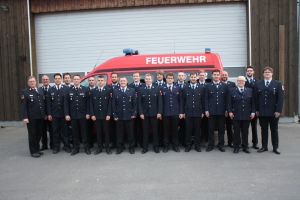 Das Bild zeigt die neuen Fahrzeugmaschinisten mit ihren Ausbildern, den Kreisbrandinspektoren und Kreisbrandrat Holger Strunk (links).