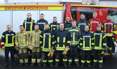 Das Bild zeigt die neuen Atemschutzgeräteträger zusammen mit ihren Ausbildern und Lehrgangsleiter Ralf Weippert (hintere Reihe rechts). 