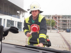 Autofahrer rammt absichtlich Feuerwehrmann