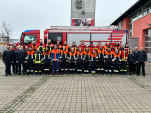 Das Bild zeigt die TeilnehmerInnen sowie Ausbilder und Prüfer aus den örtlichen Wehren sowie Vertreter der Kreisbrandinspektion des Landkreises Schweinfurt. 