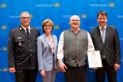 Im Bild von rechts Kreisbrandrat Holger Strunk, die 1. Bürgermeisterin von Niederwerrn u. stellv. Landrätin Bettina Bärman, Hans- Peter Lamprecht, Innenstaatssekretär Sandro Kirchner.