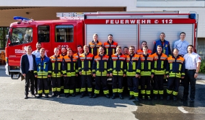 Auf dem Bild von links: Bürgermeister Dr. Volker Karb, 1. Kommandant Michael Schur, Florian Gockler, Christian Trotzko, Siegfried Breitkreuz, Kerstin Traut, Bernd Naujoks, Alexander Schraud, Denis Kitke, Niko Engelhard, Denis Krüger, Lukas Braunreuther, Nikolas Förster, Florian Höldl, Max Wallinger, Jonas Will, Benjamin Birke, Jochen Deppert, Christian Dorn, Kreisbrandmeister Matthias Hübner, Kreisbrandinspektor Johannes Grebner