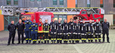 Das Bild zeigt die neuen Atemschutzgeräteträger zusammen mit ihren Ausbildern.