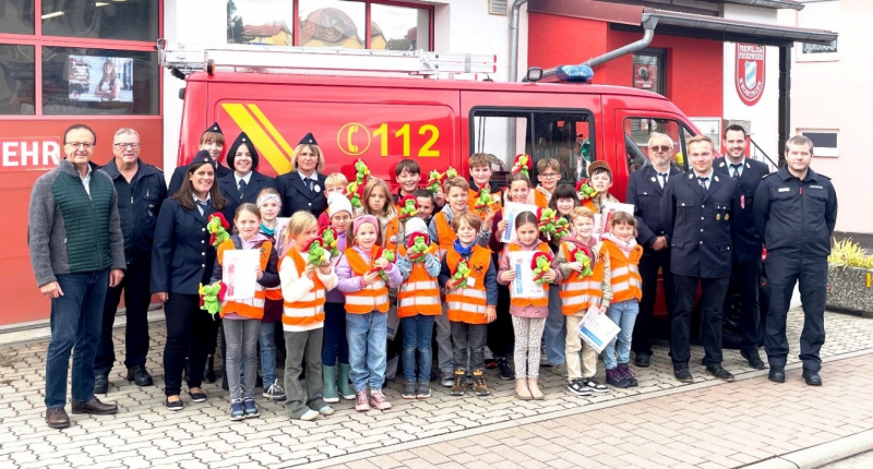 v. links (hinten) Bürgermeister Ludwig Nätscher, Kreisbrandrat Holger Strunk, Lena Pun, Nicole Karg, Vanessa Frosch, Leo Fischer, Paul Karg, Raphael Blam, Koose Lenni, Herterich Levin, 1. Vorstand Manfred Karg, 2. Kommandant Christopher Swora (mitte) von links Melissa Bott, Möller Josefine, Karla Meth, Josie Koose, Julius Frosch, Riley James, Alina Hacker, Hofmann Sophie, 1. Kommandant Michael Pun, Kreisbrandmeister Matthias Steinmüller, (vordere Reihe) v. links Lena Beitler, Hanna Koose, Nele Herterich, Thilo Meth, Maxi Möller, Julia Beitler, Caden James und Eva-Maria Hofmann - Fotograf: Stefan Karg