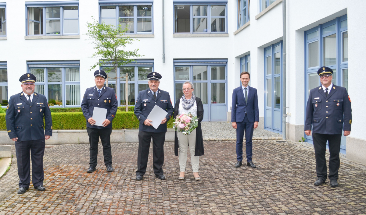 Im Bild, von links nach rechts: Kreisbrandinspektor Reinhold Achatz, Kreisbrandmeister Daniel Krückel, Ehrenkreisbrandmeister Walfried Fröhr gemeinsam mit seiner Ehefrau, Landrat Florian Töpper und Kreisbrandrat Holger Strunk