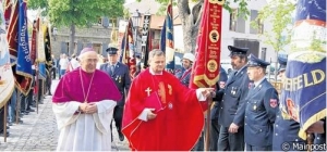 An der Seite von Pfarrer Werner Kirchner durchschritt der ehemalige Weihbischof Helmut Bauer (links) das Fahnenspalier der Feuerwehren aus dem Landkreis, darunter auch aus Gerolzhofen, und Vereine aus Grafenrheinfeld. Die Wehrleute bereiteten ihm am Florianstag auf dem Kirchplatz einen großen Empfang.