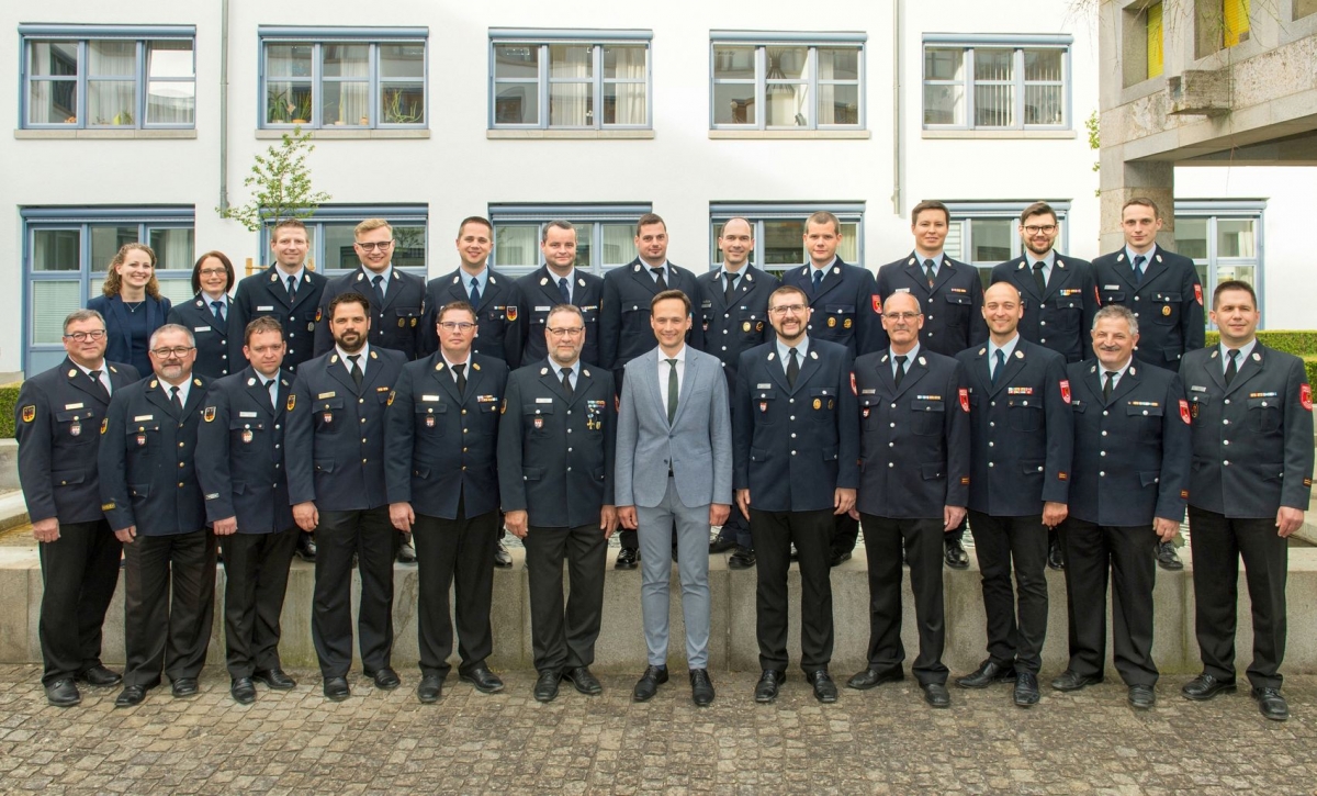 Im Bild (von vorne links): Kreisbrandrat Holger Strunk, Kreisbrandinspektor Reinhold Achatz, Fachkreisbrandmeister Christian Böhm, Kreisbrandinspektor Johannes Grebner, Kreisbrandinspektor Alexander Bönig, Kreisbrandmeister Horst Klopf, Landrat Florian Töpper, Kreisbrandmeister Fabian Haubenreich, Kreisbrandmeister Roland Beyfuß, Kreisbrandmeister Daniel, Kreisbrandmeister Walfried Fröhr, Kreisbrandmeister Stefan Hauck;  hinten links: Abteilungsleiterin Sonja Weidinger, Fachberaterin für Brandschutzfrüherziehung Nadine Bechmann, Fachkreisbrandmeister Thomas Eberl, Fachkreisbrandmeister Jan Hußlein, Kreisbrandmeister Christoph Steger, Kreisbrandmeister Thomas Heffels, Fachkreisbrandmeister Ralf Weber, Fachkreisbrandmeister Christian Eichel, Kreisbrandmeister Matthias Steinmüller, Kreisbrandmeister Matthias Hübner, Fachkreisbrandmeister Ralf Weippert, Kreisbrandmeister Oliver Lutz. Auf dem Bild fehlen: Fachkreisbrandmeister Alexander Schraud und Fachkreisbrandmeister Frank Tonat.
