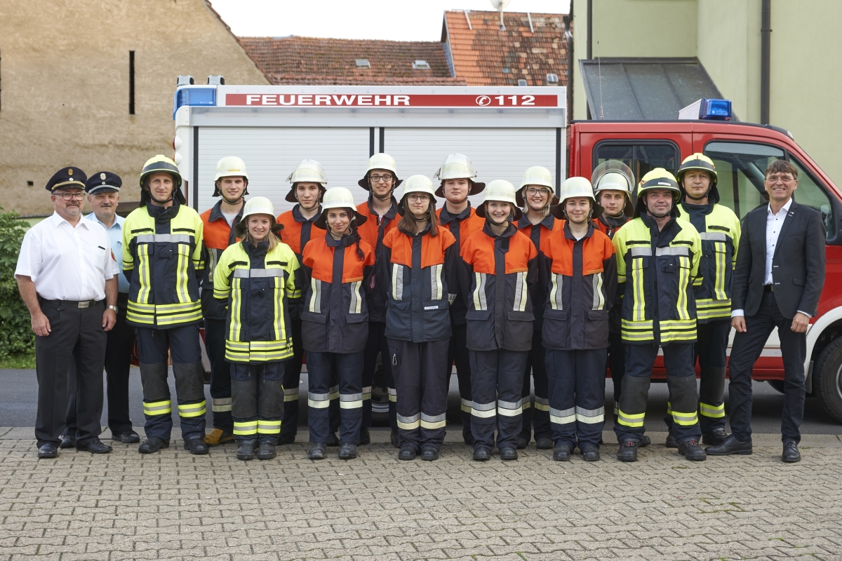 Die Garstadter Feuerwehrleute nach erfolgreicher Leistungsprüfung zusammen mit KBI Reinhold Achatz, KBM Walfried Fröhr (links) sowie Kommandant Achim Hiernickel und Bürgermeister Ulrich Werner (rechts).