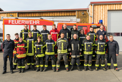 Das Bild zeigt die neuen Atemschutzgeräteträger zusammen mit ihren Ausbildern und Lehrgangsleiter Ralf Weippert (vorne links). 