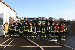 Das Bild zeigt die neuen Atemschutzgeräteträger zusammen mit ihren Ausbildern und Lehrgangsleiter Ralf Weippert (vierter von rechts).