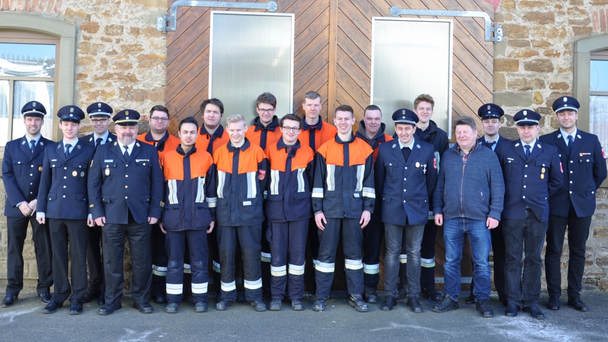 Prüflinge und Prüfer freuen sich, dass alle das Basismodul der Modularen Truppausbildung erfolgreich abgeschlossen haben (von links): Christian Hogen, Kommandant der FFW Stammheim, Stefan Hübner,Gruppenführer Freiwillige Feuerwehr Stammheim, Kreisbrandmeister Ralf Weippert, Kreisbrandinspektor Reinhold Achatz, die Prüfungsteilnehmer, Jürgen Friedrich, Kommandant der Freiwilligen Feuerwehr Gernach, Reinhard Heck, Gemeinderat, Michael Berchtold, Gruppenführer Freiwillige Feuerwehr Gernach, Florian Kimmel, Kommandant der Freiwilligen Feuerwehr Grettstadt und Kreisbrandmeister Daniel Scheller.  Quelle: http://www.mainpost.de/regional/schweinfurt/Kreisbrandmeister;art769,9898613,B::pic514668,8150123 © Main-Post 2018