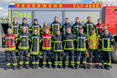 Das Bild zeigt die neuen Atemschutzgeräteträger zusammen mit ihren Ausbildern. 