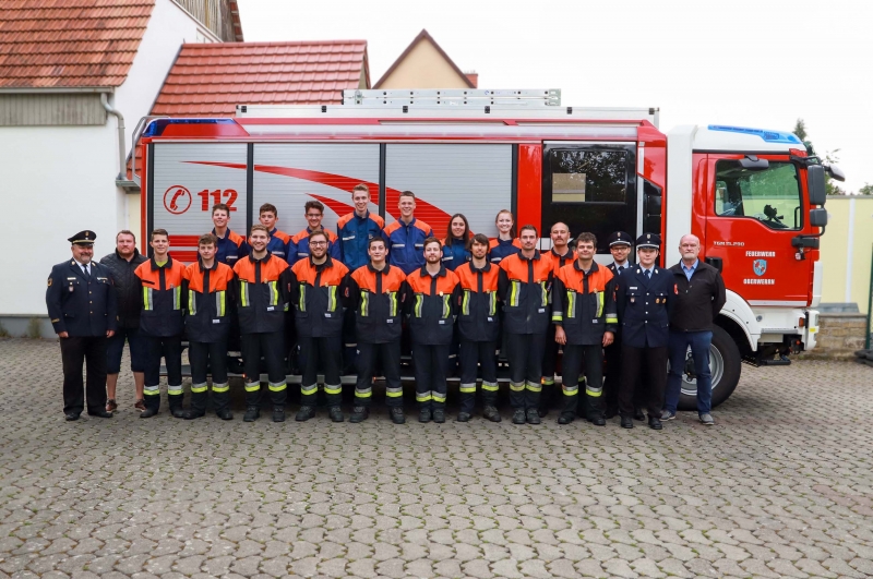 Auf dem Bild von links: Kreisbrandinspektor Reinhold Achatz, 1. Vorstand Michael Holzmann, Philipp Schubert, Kilian Kraus, Tim Malinka, Dominik Wiatowski, Adrian Kraus, Max Bausenwein, Tobias Reuß, Lukas, Kräußling, Johannes Pfister, Pascal Schubert, Thomas Pfister, Ramona Scheidel, Jonas Höchemer, Michelle Mädler, Daniel Kraus, Rolf Stockheimer, Klaus Reuß, Kreisbrandmeister Ralf Weippert, Kreisbrandmeister Matthias Steinmüller und 2. Bürgermeister Thomas Wohlfahrt.