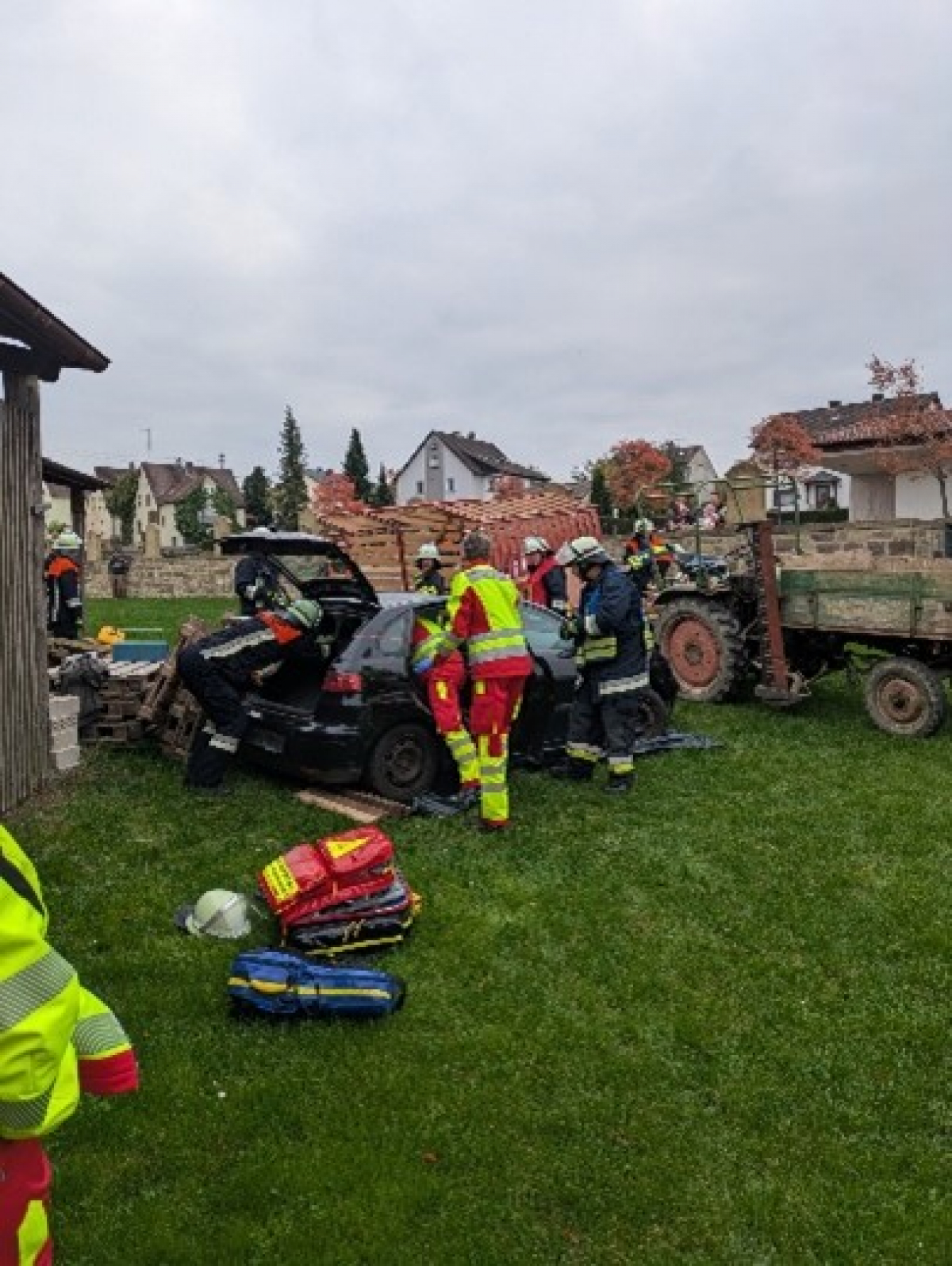 FF Kronung: Realitätsnahe Einsatzübung: Schwerer Verkehrsunfall fordert Feuerwehr und Ersthelfer